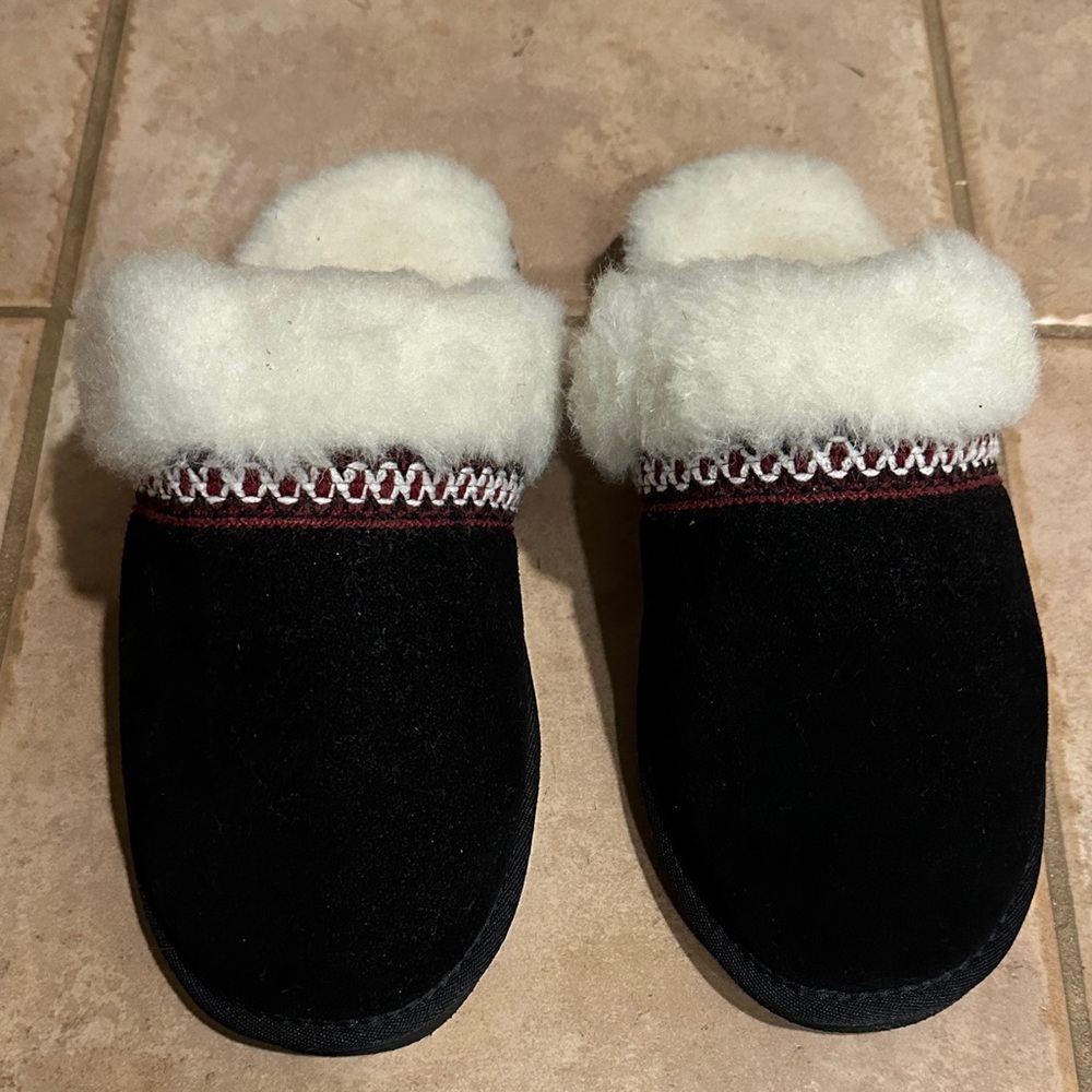 NWOT Muk Luks Women’s Dawn Suede Scuff Slippers